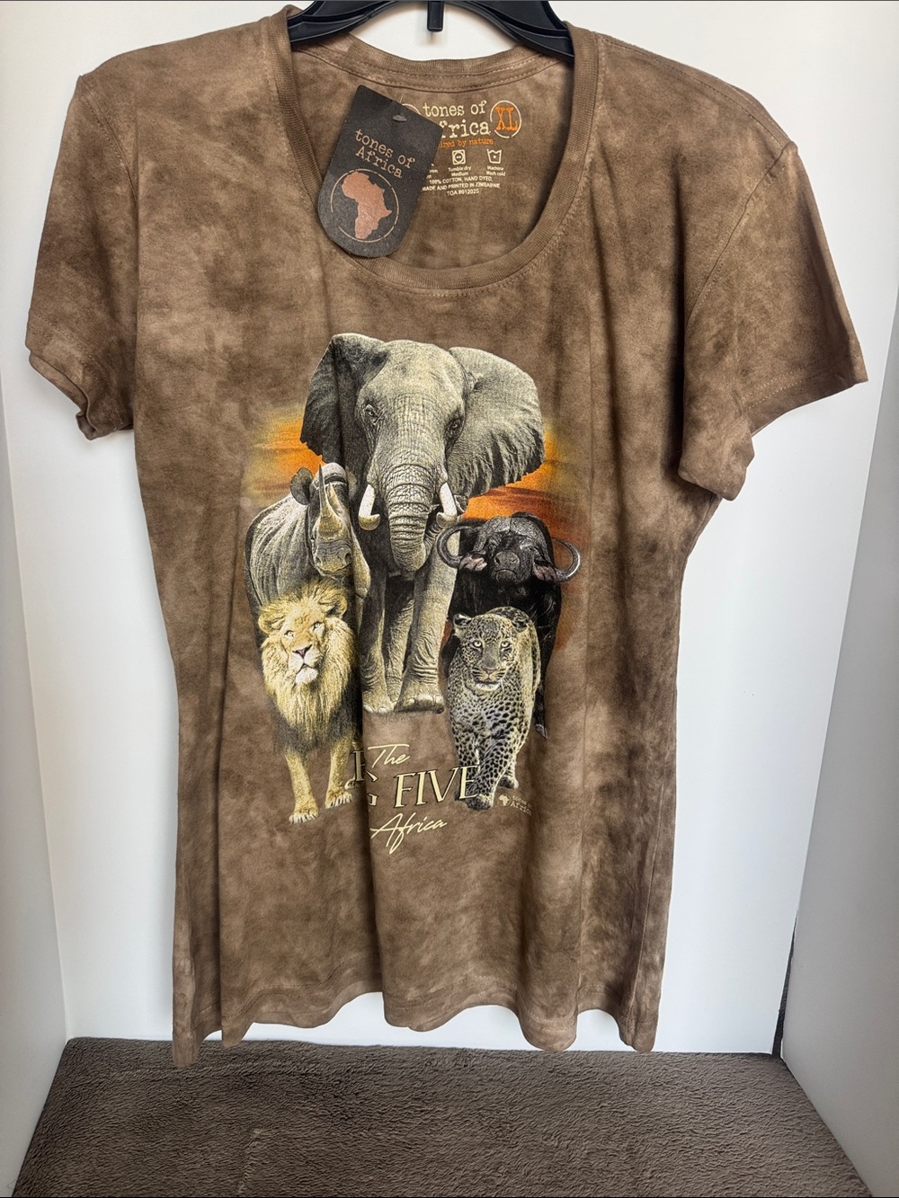 Brown Dye 100% Cotton 'The Big Five' Graphic Tee. Size XL, fits L and M.